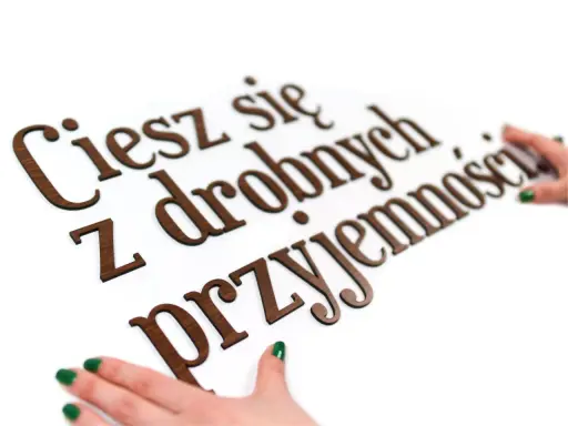 Ciesz się z drobnych przyjemności – piękne drewniane napisy dekoracyjne, które dodadzą uroku każdemu wnętrzu.