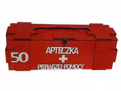 Czerwona skrzynka na 50 urodziny z napisem "APTECZKA PIERWSZEJ POMOCY".