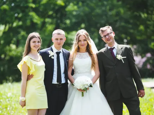 Para młoda z druhnami i świadkiem. Czy świadek musi być pełnoletni? Wesele w plenerze.