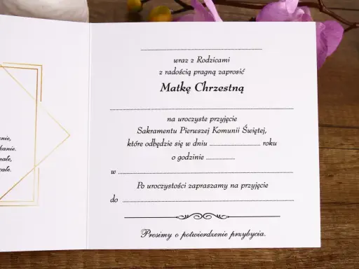 Zaproszenie na Komunię Świętą dla Matki Chrzestnej. Jak podpisać kopertę na chrzest? Elegancka kartka z miejscem na datę i godzinę uroczystości.