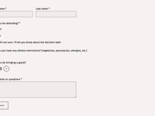 Formularz RSVP: wpisz imię, nazwisko, wybierz "Tak" lub "Nie" na pytanie "Czy będziesz obecny?", podaj liczbę gości i uwagi. Jak napisać potwierdzenie przybycia.
