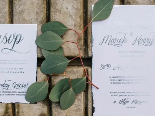 Zaproszenia ślubne z gałązką eukaliptusa. Jak pisać z osobą towarzyszącą? Na RSVP podajcie Państwo swoje imię i nazwisko.