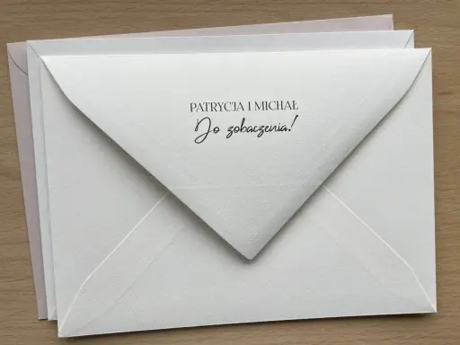 Biała koperta z napisem "PATRYCJA I MICHAŁ Do zobaczenia!". Idealna na zaproszenie lub kartkę urodzinową.