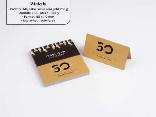 Elegancka czcionka na winietki z motywem 50 lat małżeństwa. Złote karty z czarnym nadrukiem.