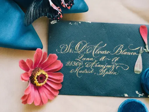 Eleganckie zaproszenie na ślub miesiąc przed, z pierścionkiem zaręczynowym i kwiatami.