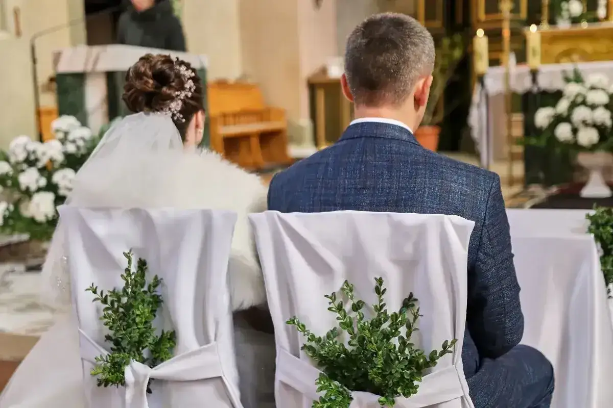 Para młoda w kościele. Czy mając ślub cywilny można przyjmować komunię św.?