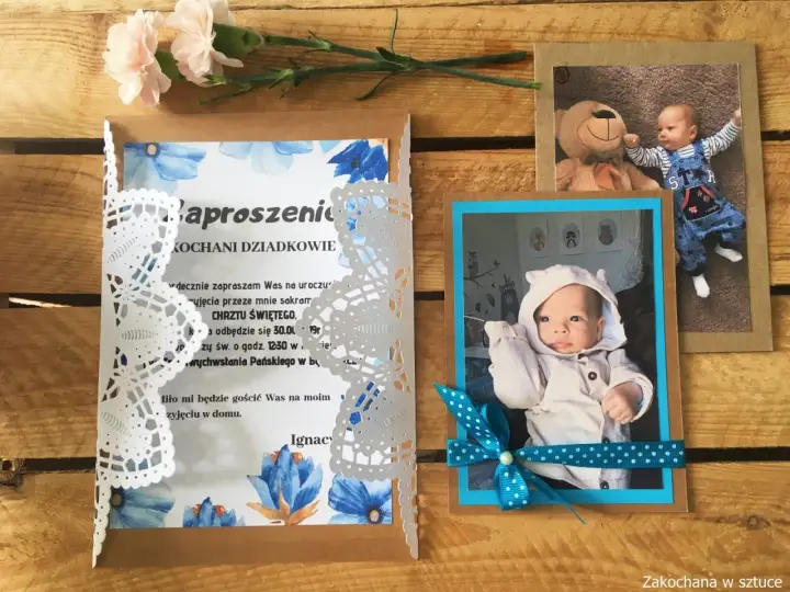 Zaproszenie na chrzest DIY z motywem niebieskich kwiatów i zdjęciami niemowlaka.