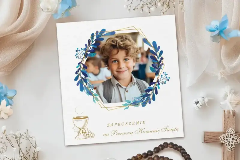 Zaproszenie na Pierwszą Komunię Świętą z uśmiechniętym chłopcem. Czy na komunię zaprasza się z osobą towarzyszącą? Pytanie to często pojawia się przy planowaniu uroczystości.